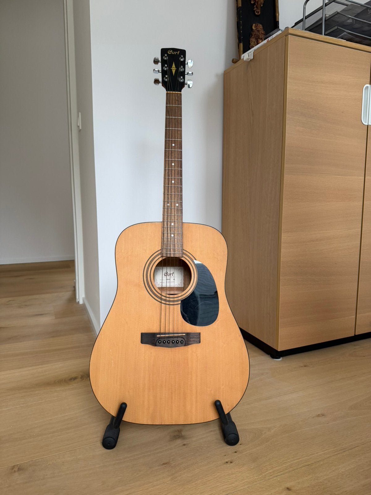Cort akoestische gitaar met statief, capo en tunner, Muziek en Instrumenten, Ophalen, Gebruikt