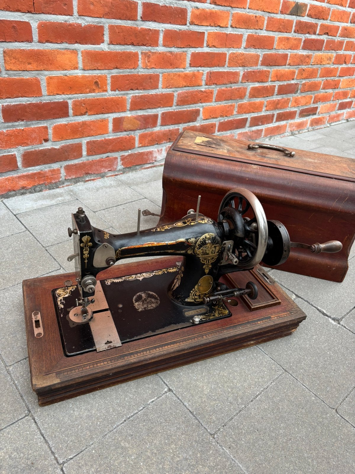 Antiek naaimachine, Enlèvement