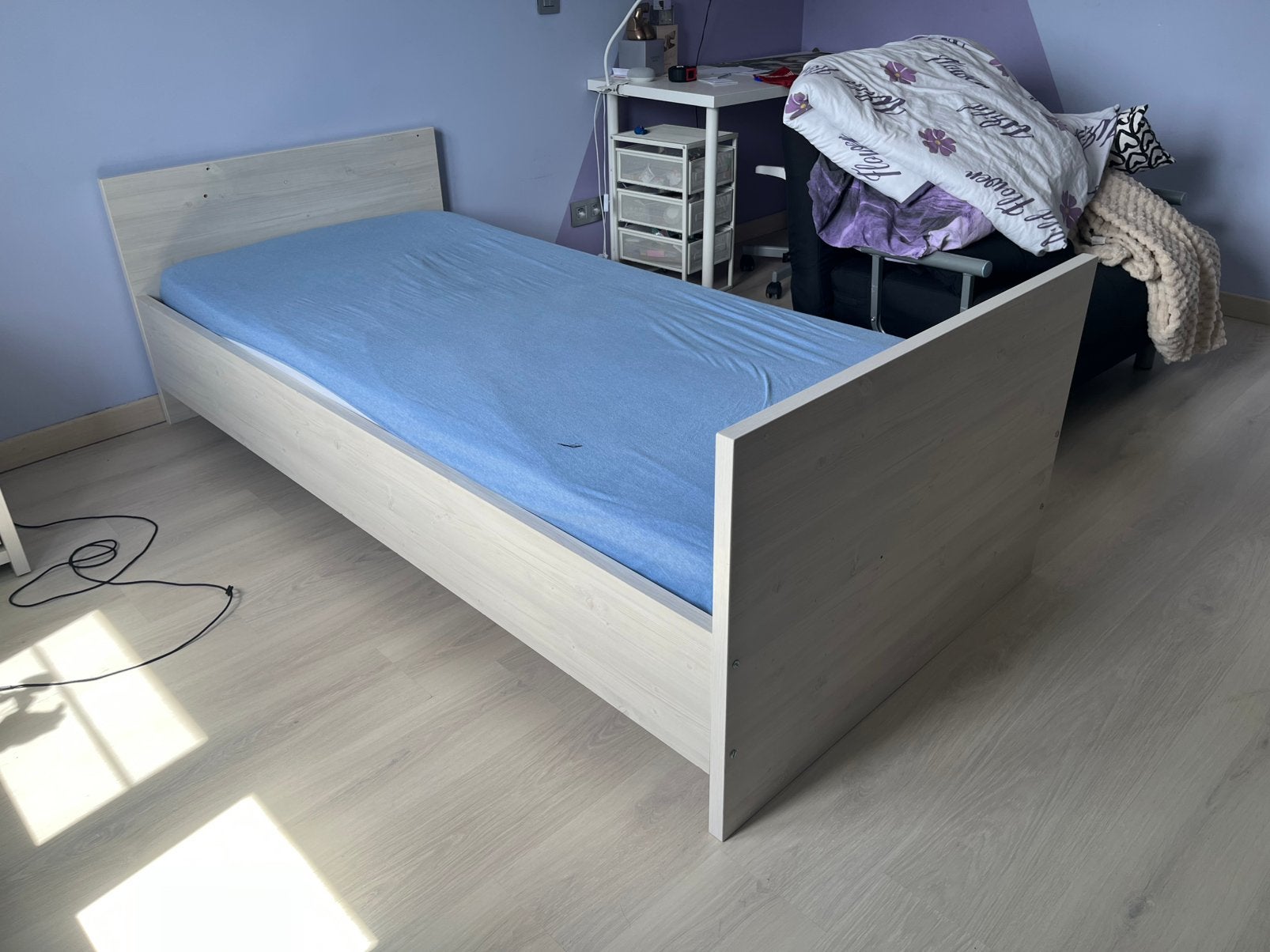 1 persoonskamer: bed met matras lattenbodem en nachtkastje!, Ophalen, Gebruikt, 90 cm, Eenpersoons