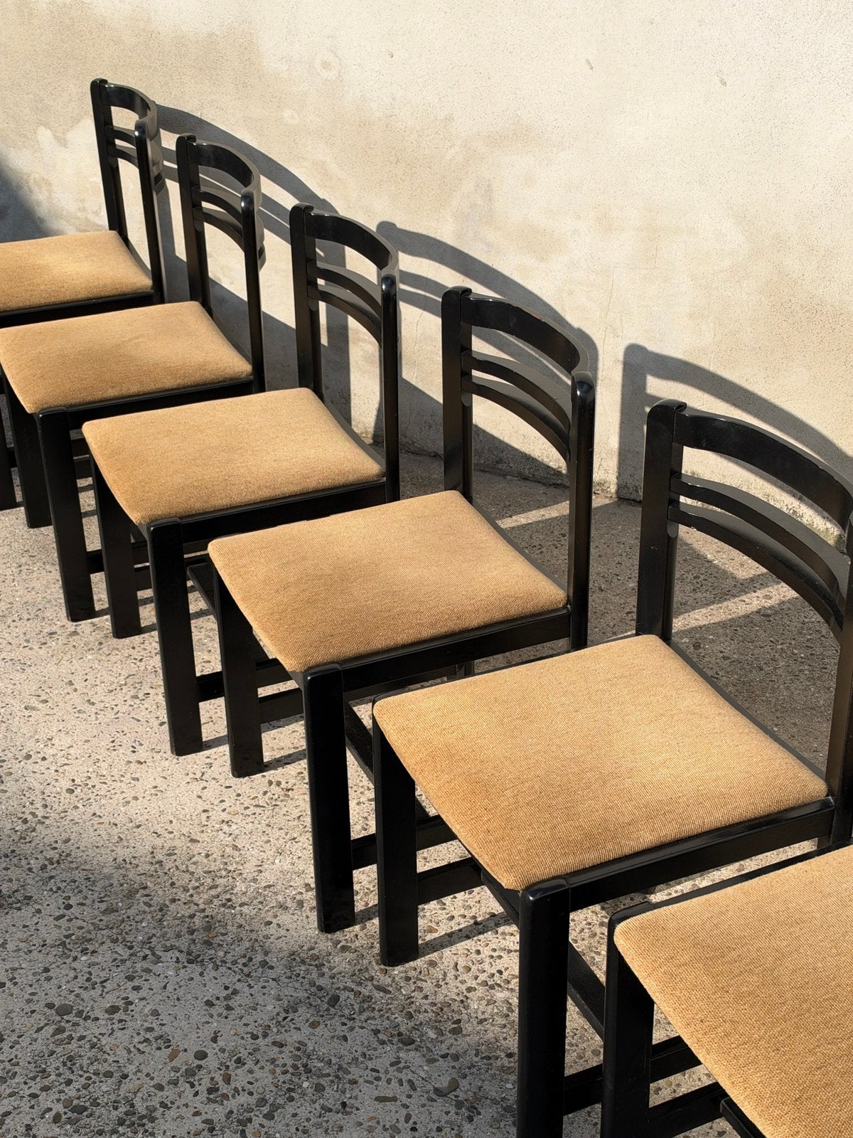 6 chaises salle à manger vintage — bois noir et tissu beige, Enlèvement ou Envoi