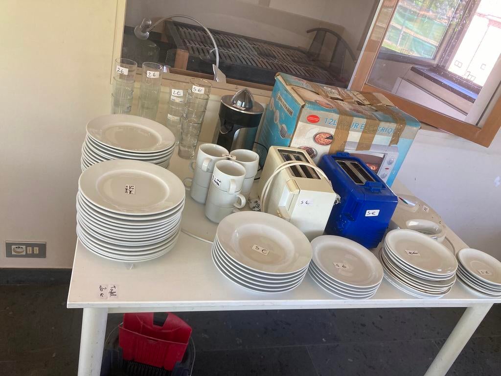 Lot borden en kopjes, Ophalen, Bord(en)
