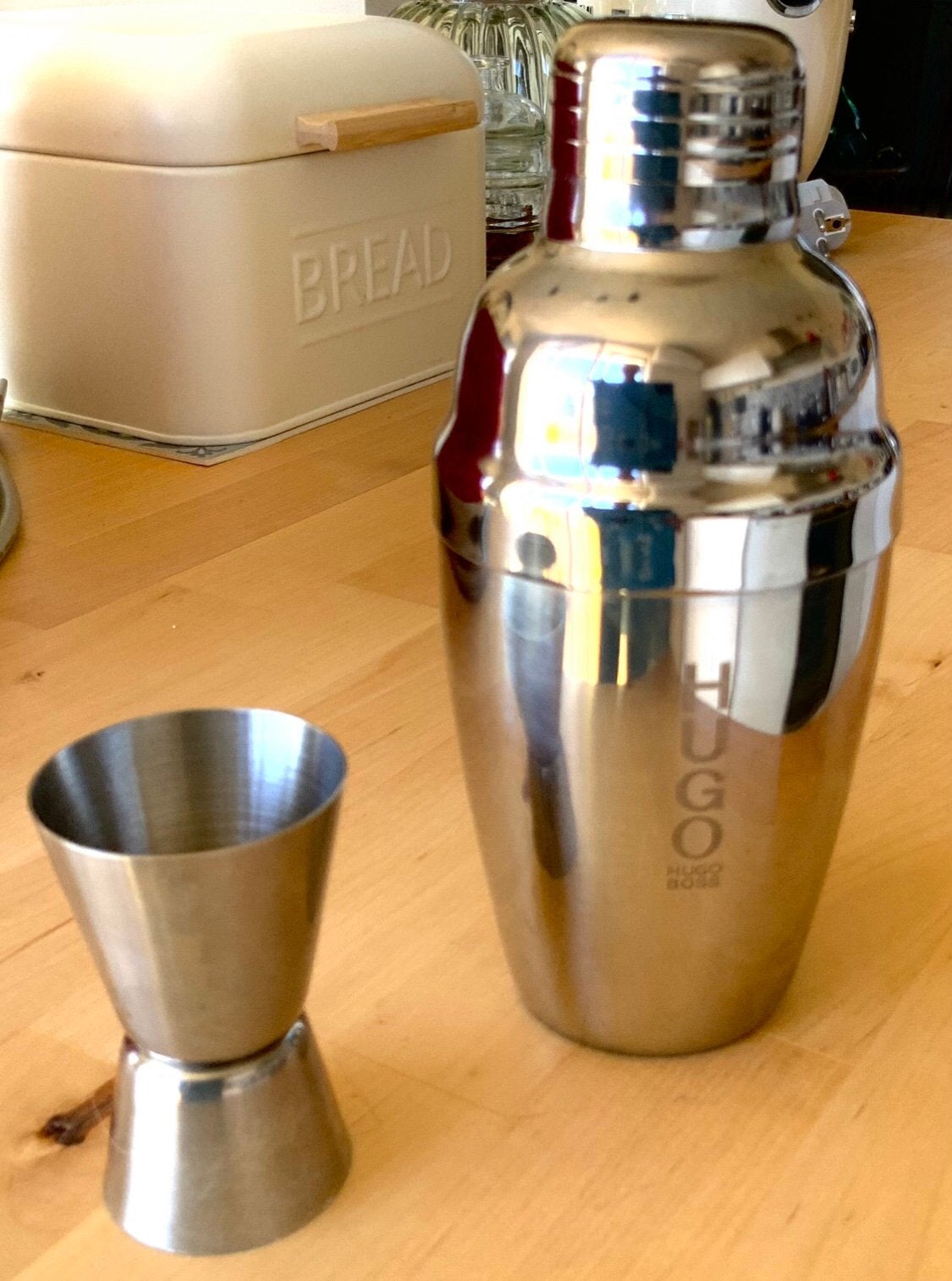 Hugo boss petit shaker à cocktail et doseur impeccable, Maison & Meubles, Enlèvement, Comme neuf