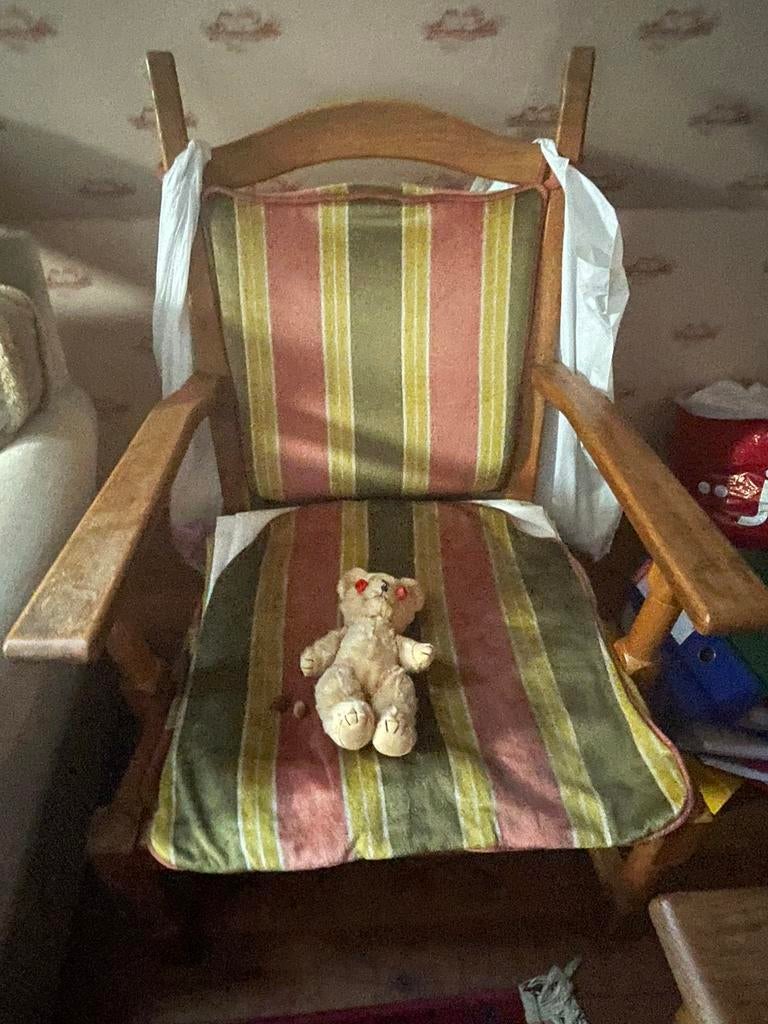 Twee lage retro eiken zetels met kussens te herstofferen, Ophalen