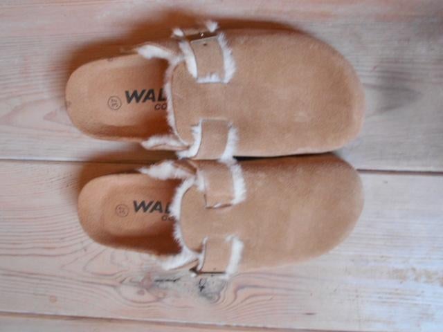 gloednieuwe pantoffels 10 € echt leder M37, Bruin, Nieuw, Ophalen of Verzenden, Walk x comfort