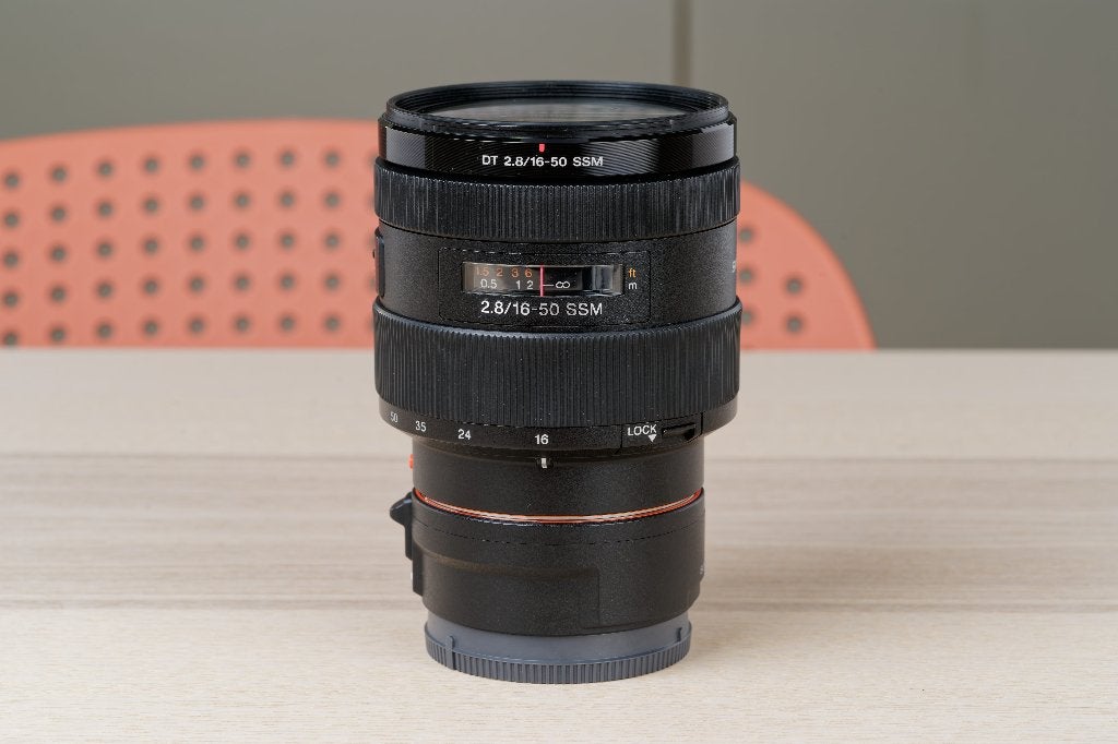 Sony DT 16-50 mm f/2.8 SSM + Sony LA-EA5-adapter, Ophalen of Verzenden, Gebruikt, Standaardlens, Zoom