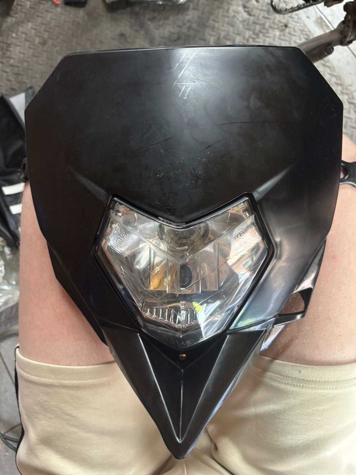 Sherco voorlamp, Ophalen