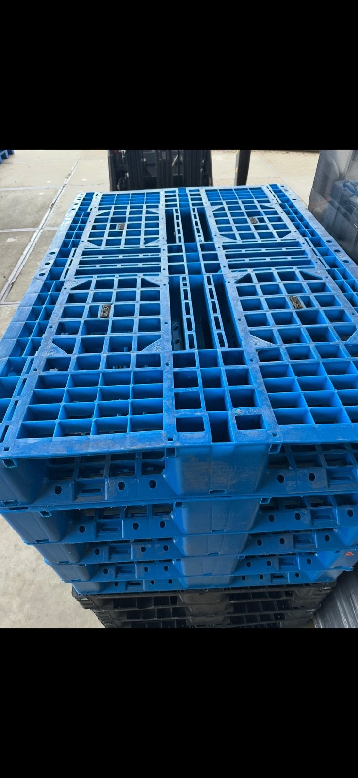 Kunststof/plastic pallets., Ophalen