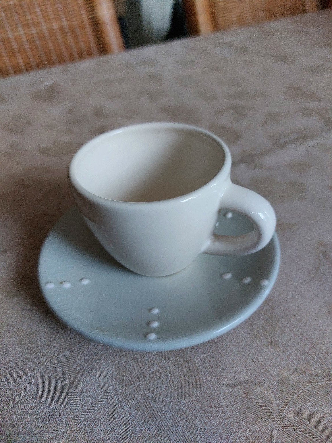 tasse et soucoupe à expresso, Enlèvement