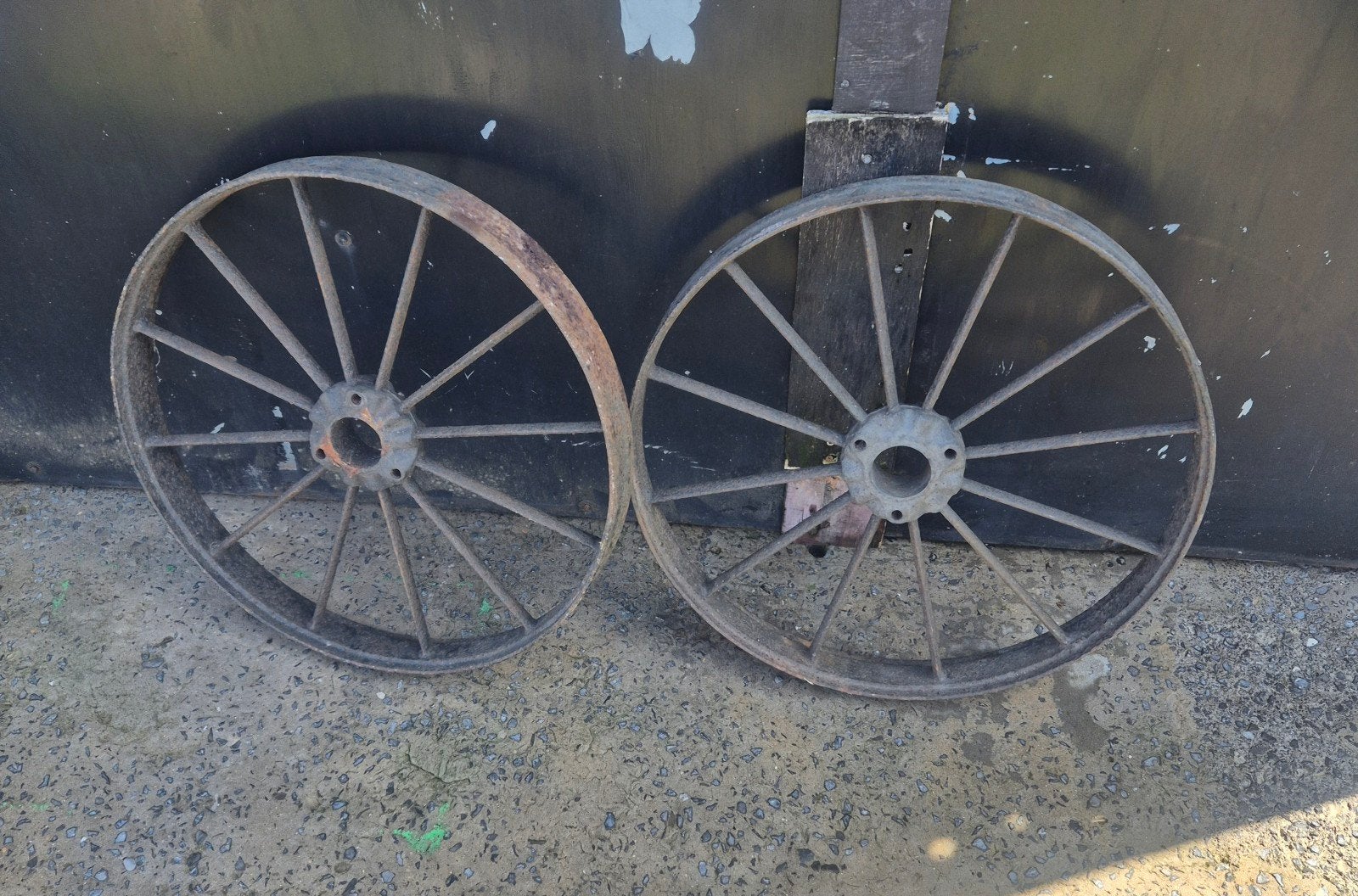 2 roues en fer, Bricolage & Construction, Roues & Roulettes pivotantes, Enlèvement