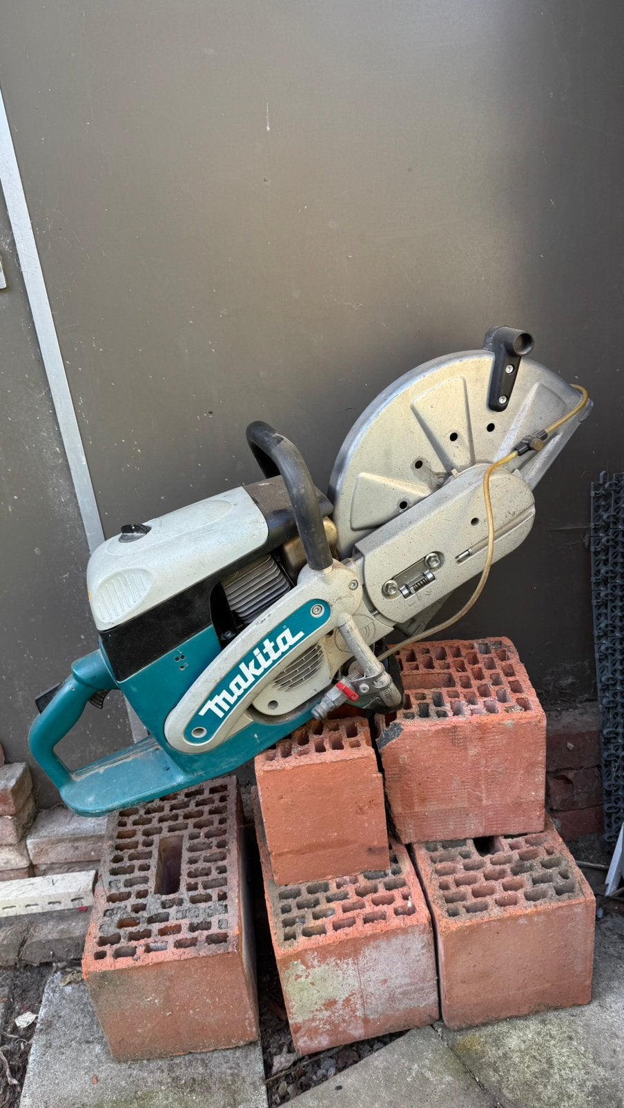 Makita Betonzaag / bandenzaag / motorslijper, Doe-het-zelf en Bouw, Gereedschap | Zaagmachines, Ophalen, Gebruikt, 70 mm of meer