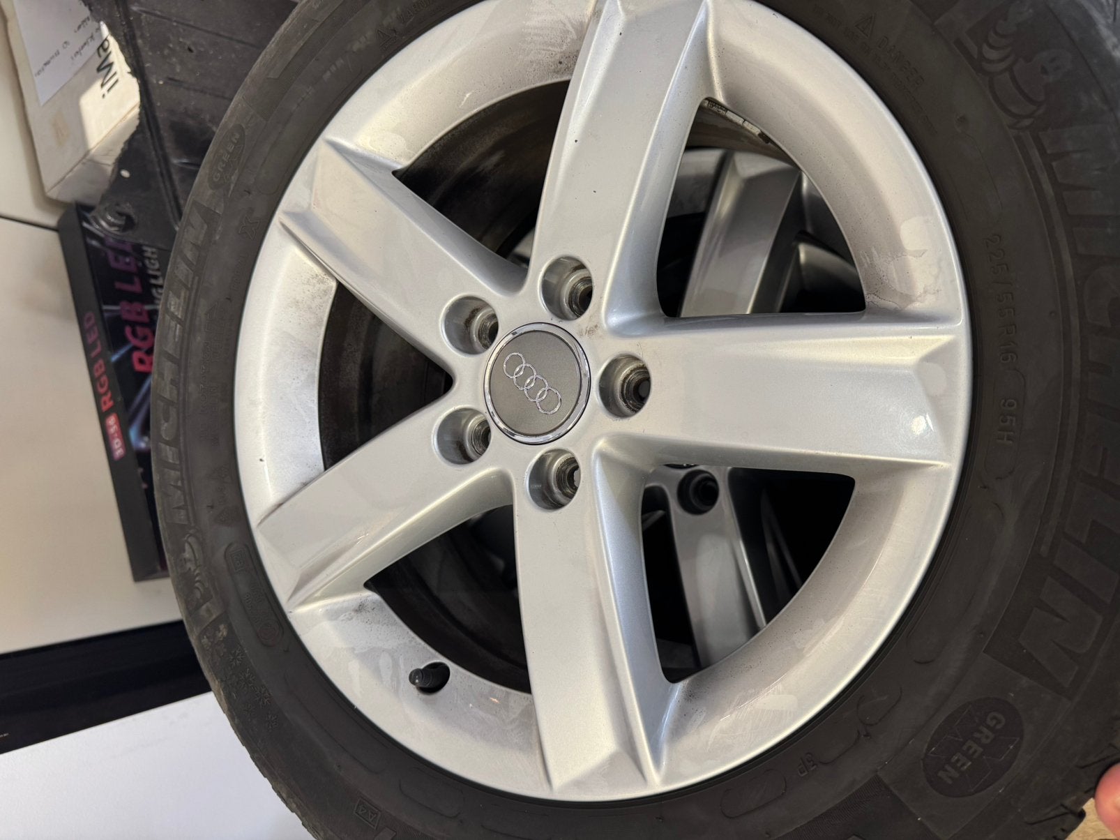 4 jantes Audi 16 pouces d'origine avec pneus — 225/55 R16, Autos : Pièces & Accessoires, Pneus & Jantes, Neuf, Pneus et Jantes