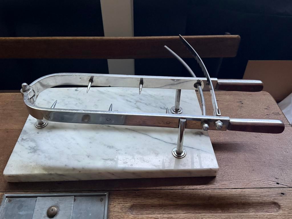 Vintage vlees-/hamhouder op marmeren voet, Huis en Inrichting, Snijmachine, Ophalen, Gebruikt