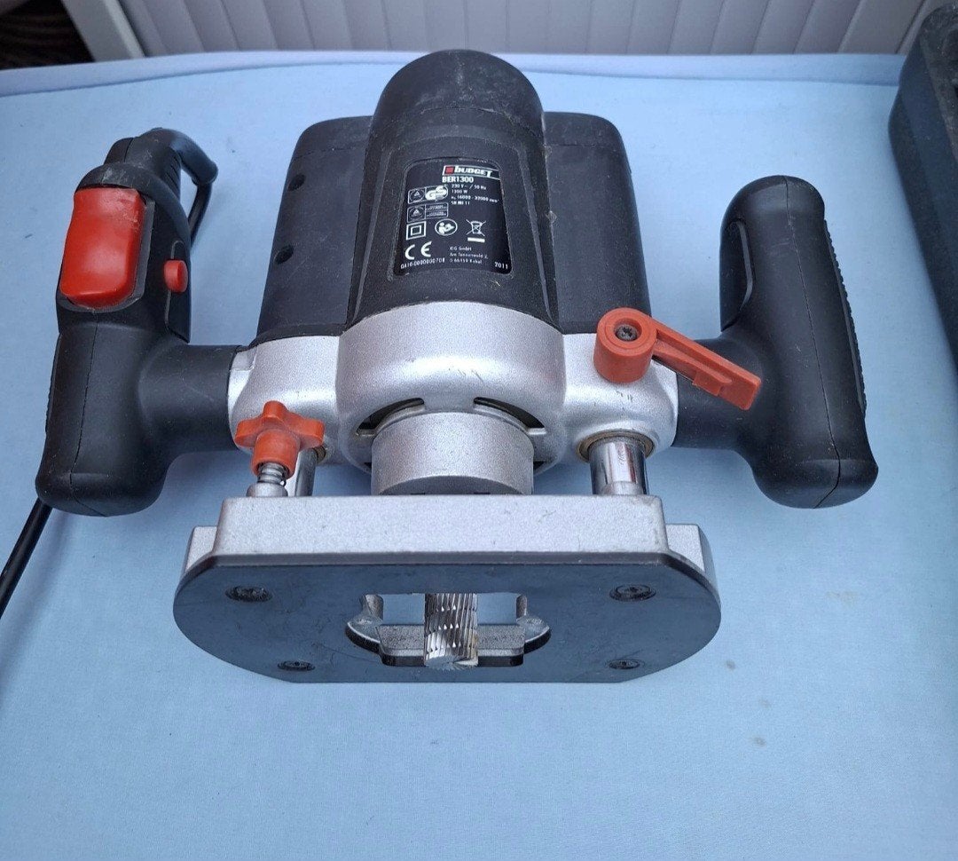 Défonceuse bois BUDGET BER 1300 + COFFRET MÈCHES BOSCH (Neuf, Enlèvement, Utilisé