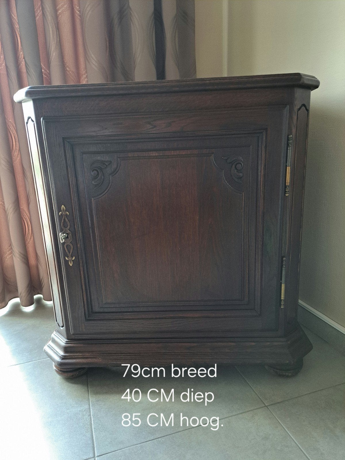 Copie antiek kast in bruin hout. 1 deur., Ophalen