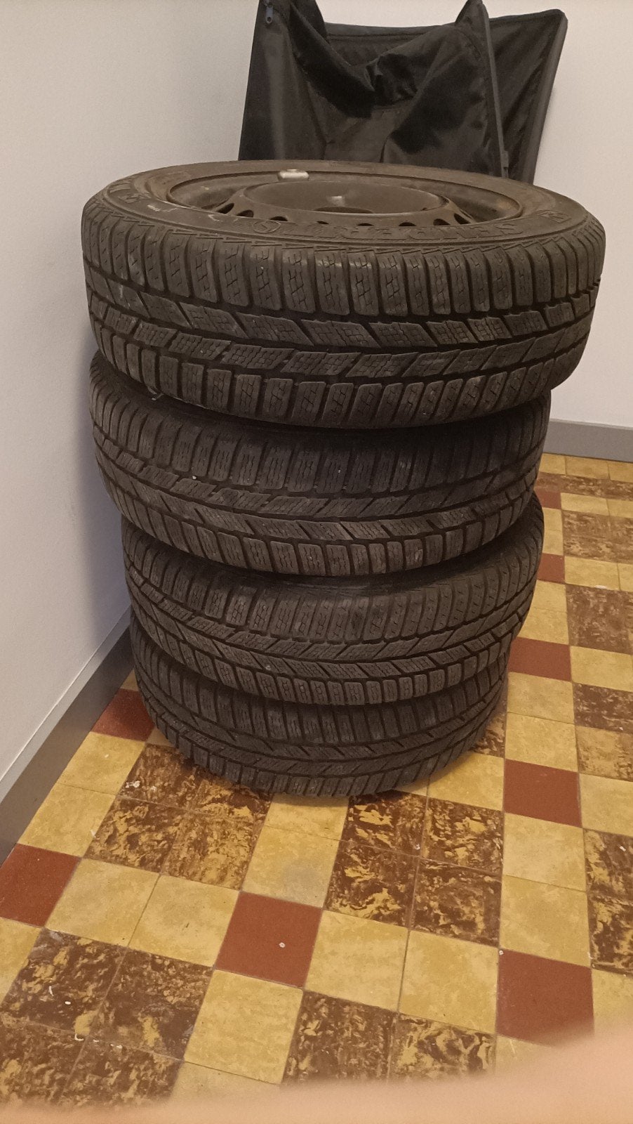 4 pneus hiver + 1 roue de secours + jantes 175/65 R 14 82T, Autos : Pièces & Accessoires, Pneus & Jantes, 14 pouces, Pneus hiver
