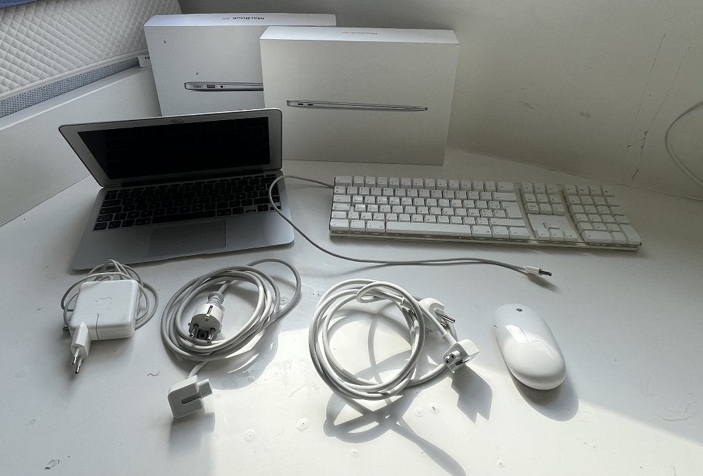 Apple bundel: MacBook Air A1465 + oplader  + ..., Computers en Software, Ophalen of Verzenden, Apple
