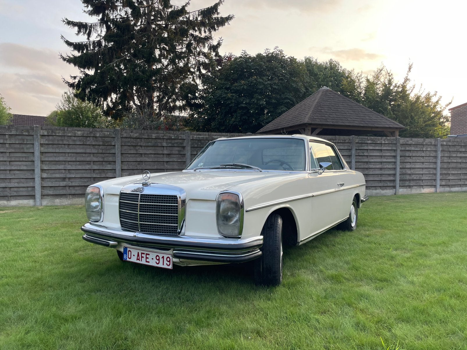 Mercedes oldtimer 250 ce (coupe) bwj 1971, Auto's, 2500 cc, Achterwielaandrijving, Zwart, Wit