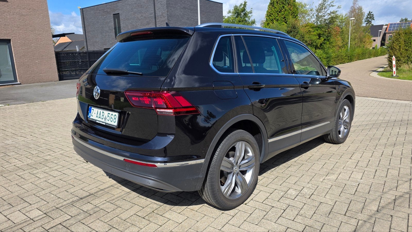 VW Tiguan 1.4 Benzine Automaat  !!, Auto's, 4 cilinders, Zwart, Leder, Parkeerassistent