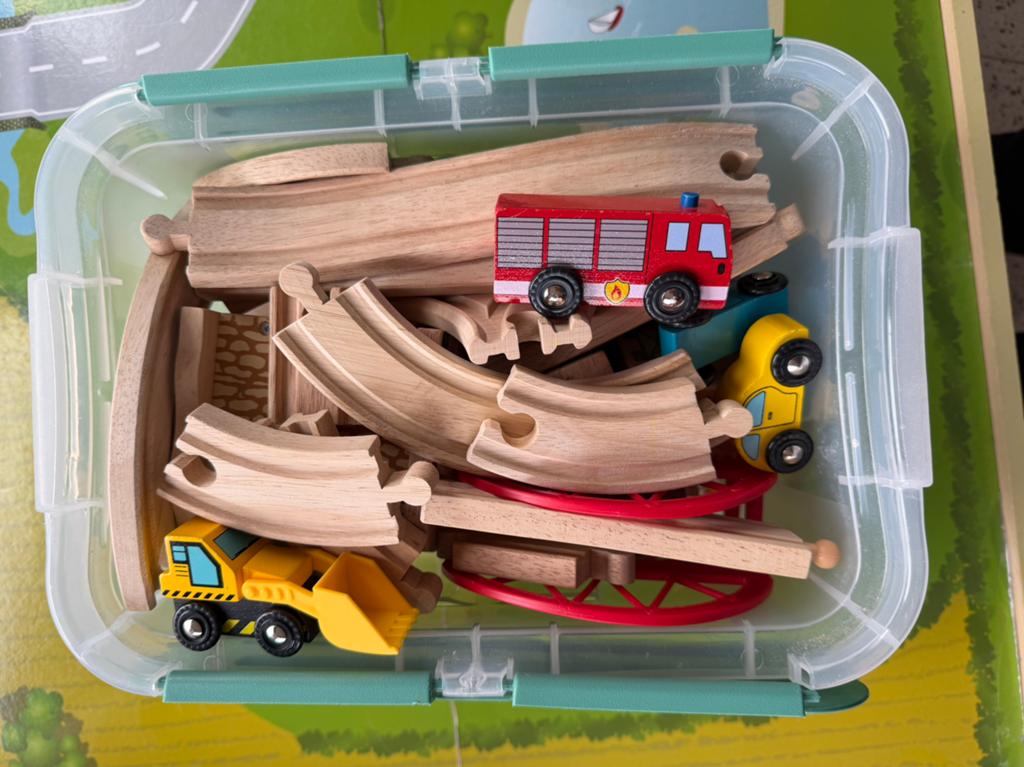 Treintafel met alle bijhorende speelgoed, Ophalen, Gebruikt