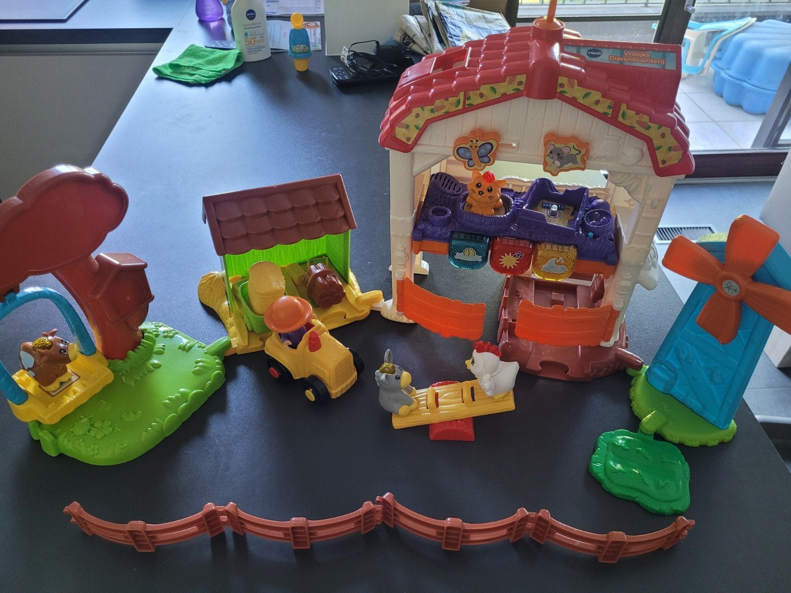 Vtech - Vrolijke kinderboederij, Enlèvement