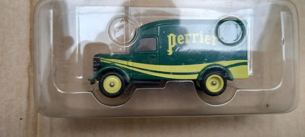 Camion fourgon Perrier Corgi Bedford 30CWT VAN - Ech : 1/43, Hobby & Loisirs créatifs, Enlèvement ou Envoi, Neuf, Bus ou Camion