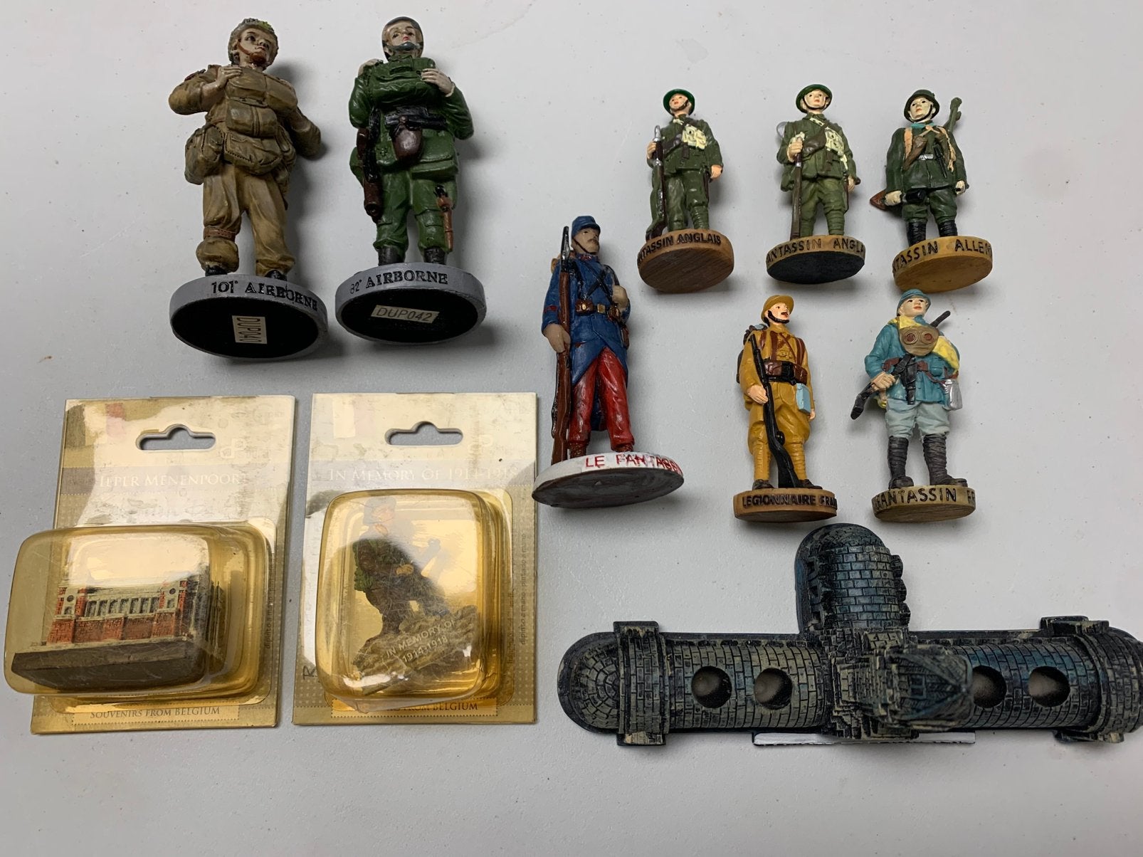 lot avec 10 attributs militaria WW, Enlèvement ou Envoi