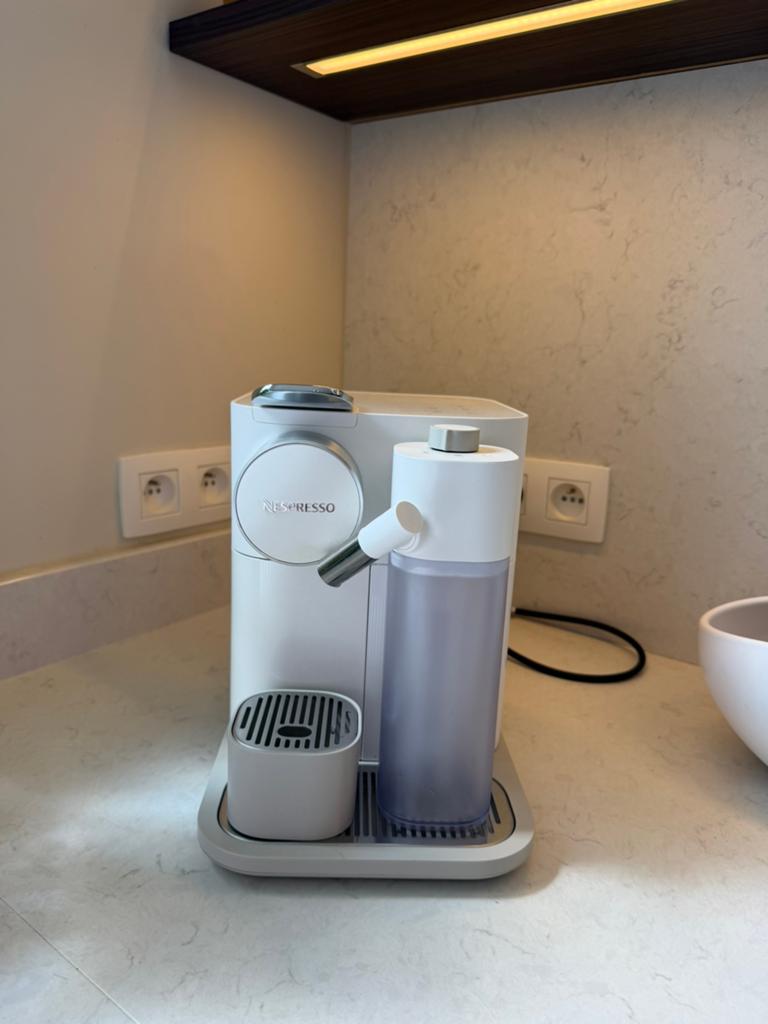 Nespresso Gran Lattissima blanche – excellent état, Electroménager, Accessoires de machine à café, Comme neuf, Nespresso, Enlèvement