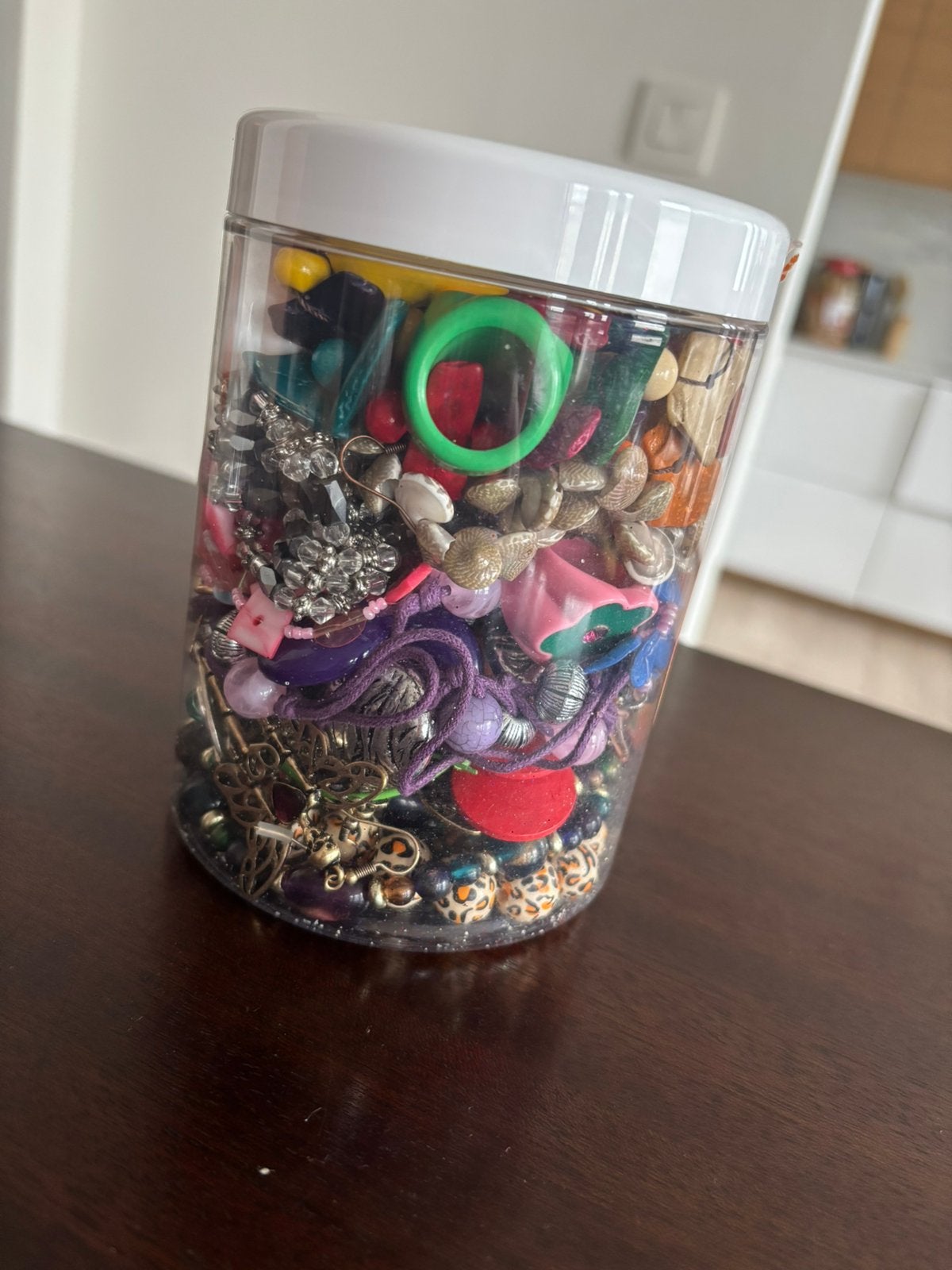 Lot juwelen en een zakje met touw armbanden, Ophalen, Gebruikt, Overige kleuren, Overige materialen
