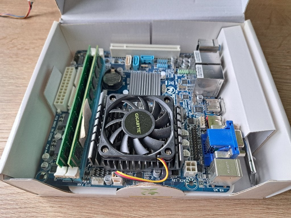 Gigabyte GA-C847N + 4GB DDR3 RAM, Computers en Software, Moederborden, Gebruikt, Gesoldeerd, DDR3, Ophalen of Verzenden