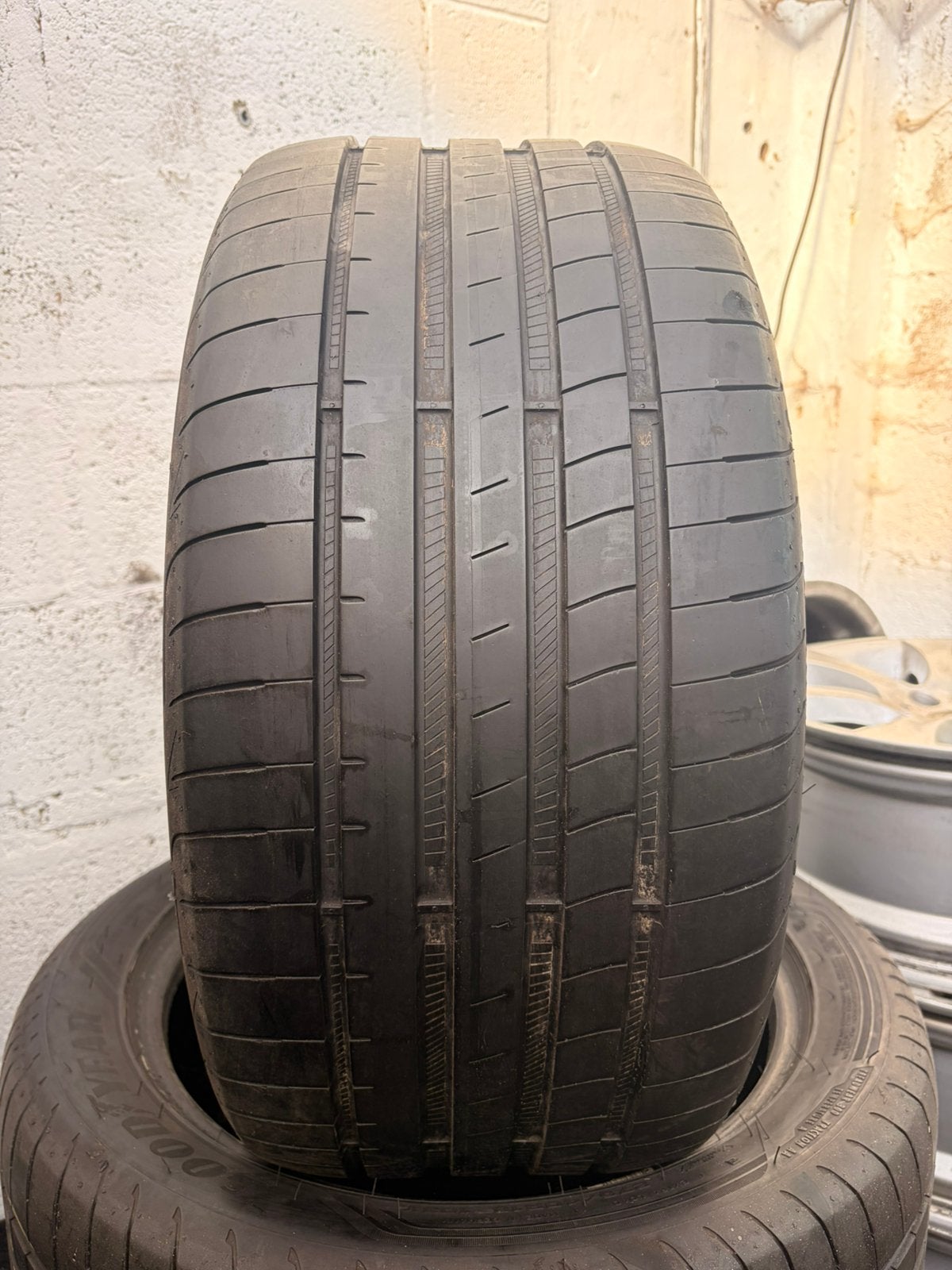 275 40r18 good year avec montage et équilibrage, Enlèvement, Utilisé
