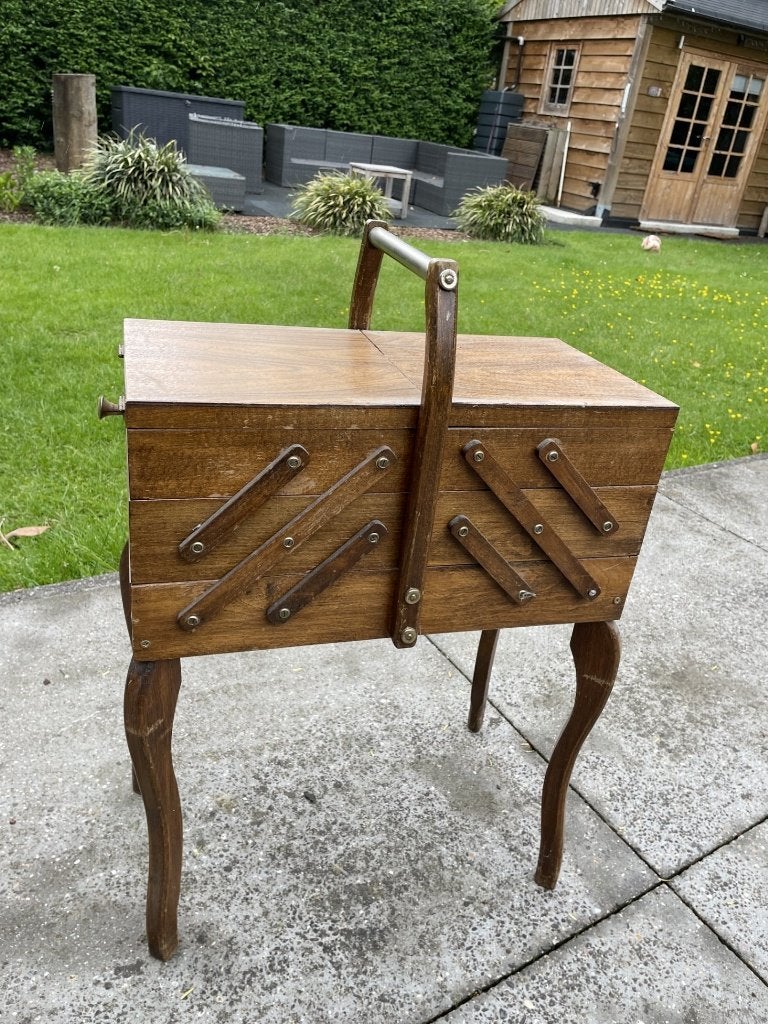 Vintage naaibox op poten, 3 lagen, Ophalen