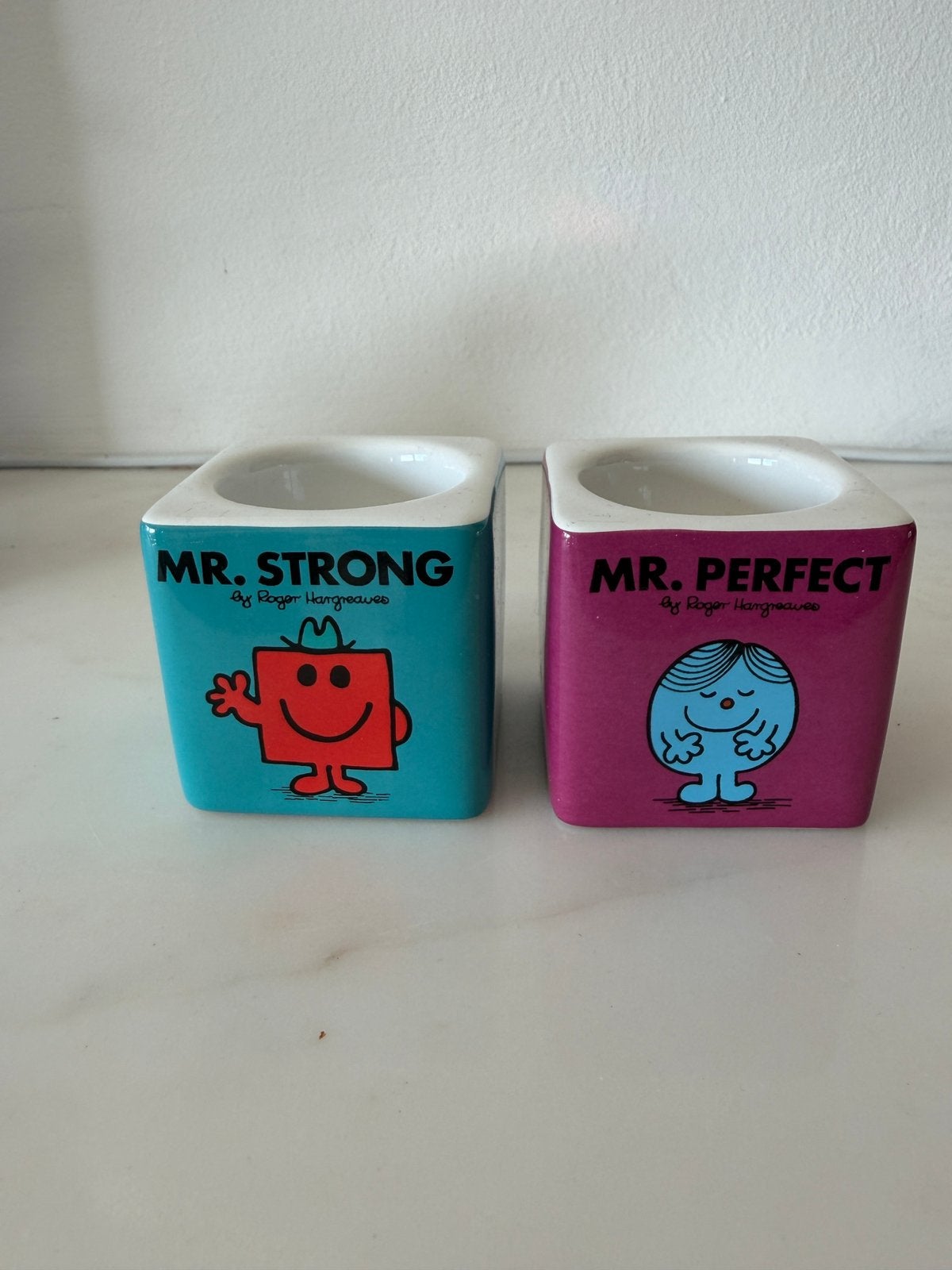 Mr. Men Eierdopjes Set van 2 | Mr. Strong & Mr. Perfect |m, Huis en Inrichting, Gebruikt, Overige merken, Keramiek, Overige typen