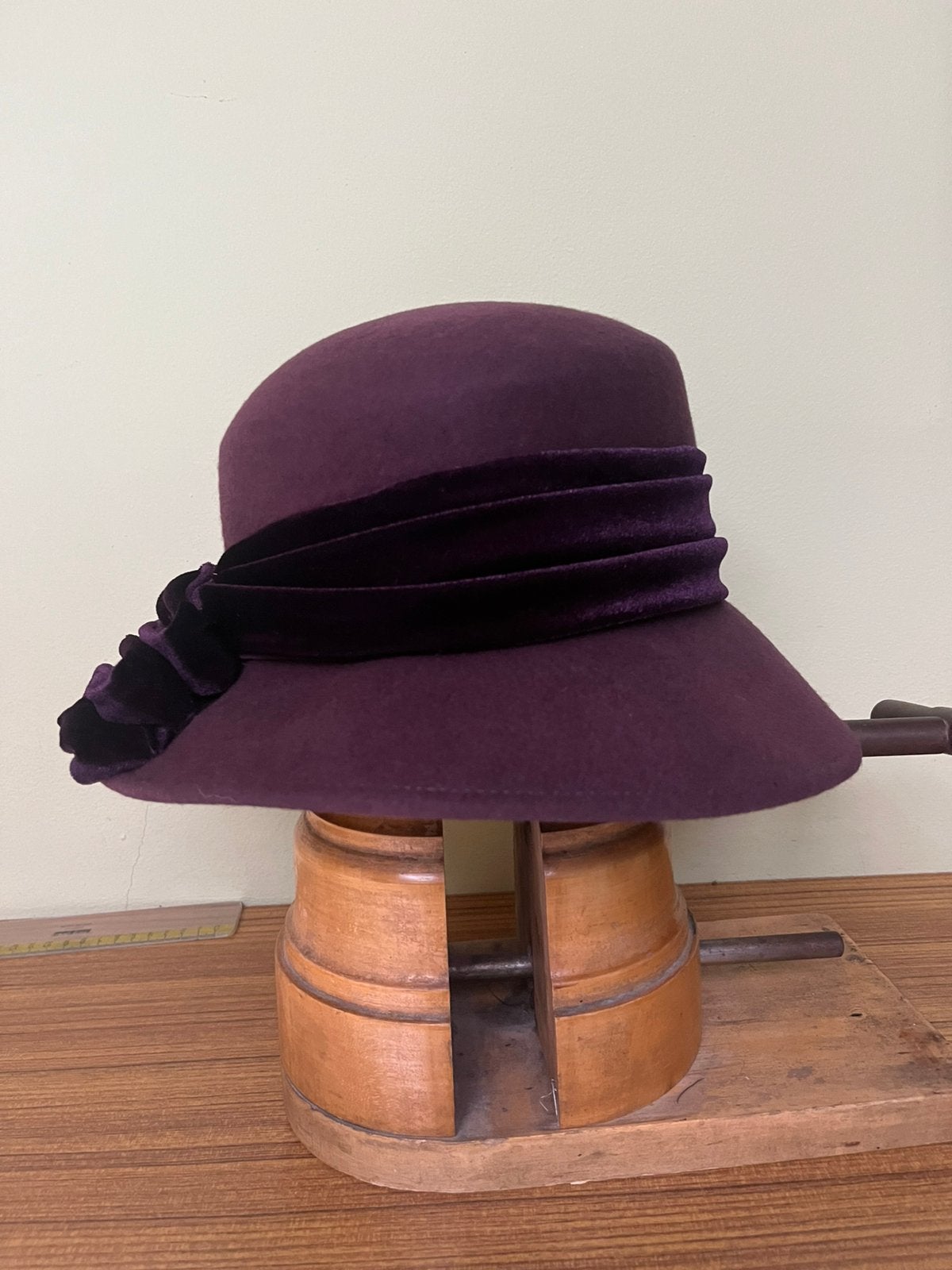 Chapeau festif de couleur aubergine, Enlèvement ou Envoi, Neuf, 56 ou 57 cm (M, 7 ou 7⅛ pouces), Chapeau