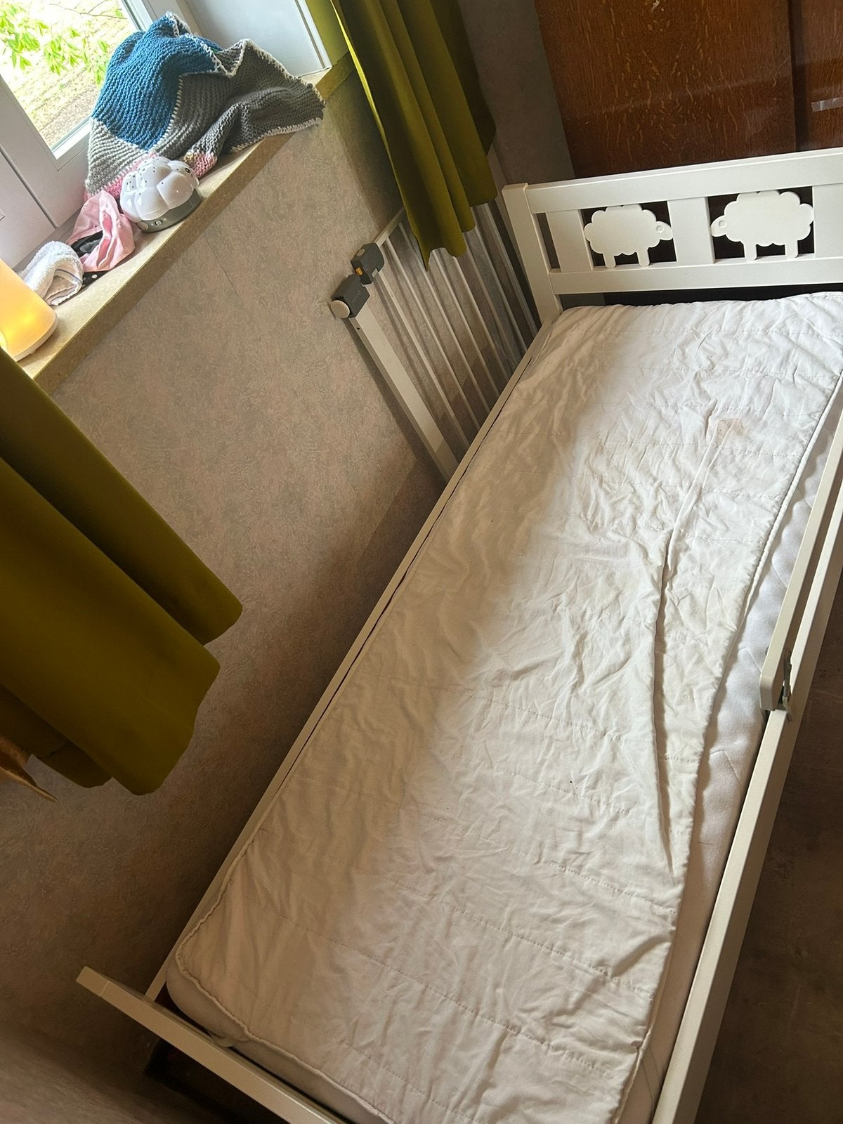 Peuterbed IKEA , met matras en bedrand, Kinderen en Baby's, Ophalen, Zo goed als nieuw, 140 tot 160 cm, Lattenbodem