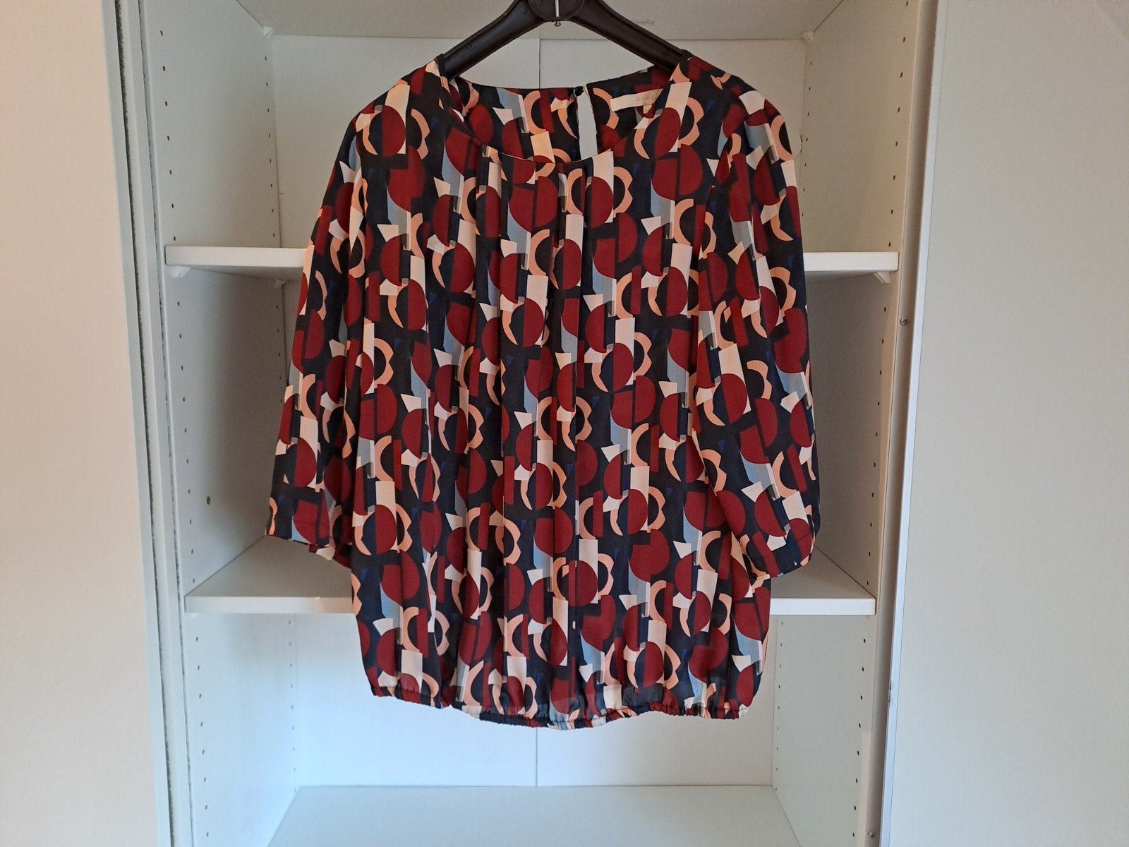 Mt 42 Veelkleurige bloes met geometrische vormen, Kleding | Dames, Maat 42/44 (L), Zo goed als nieuw, Rood, Comme ça