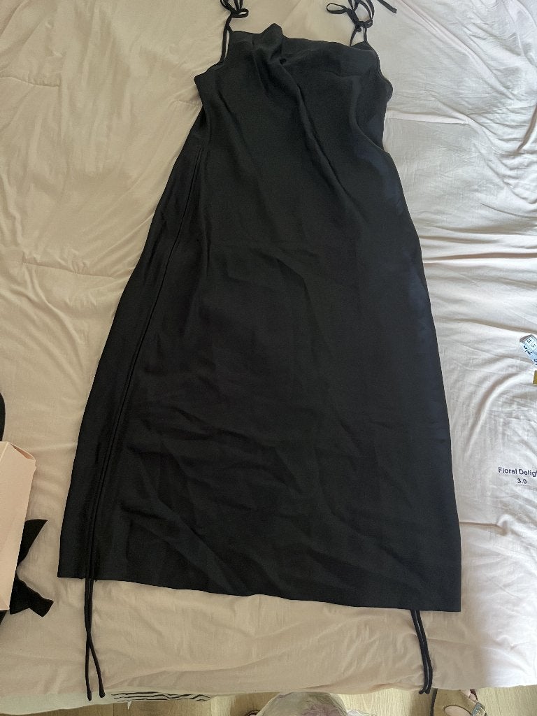 Zwarte satijnlook nachtjurk met verstelbare bandjes, Kleding | Dames, Pyjama's, Ophalen of Verzenden, Gedragen