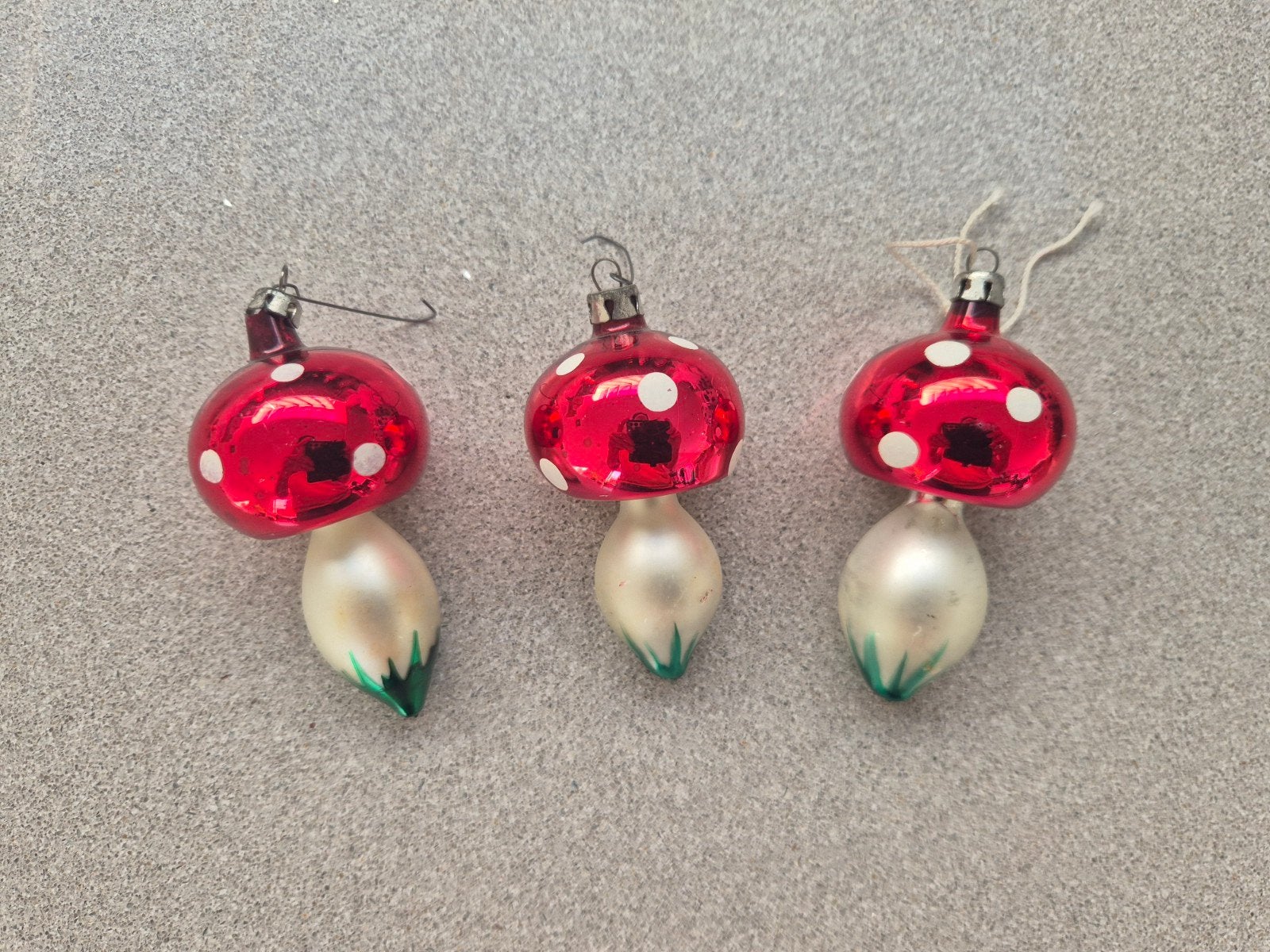 Vintage glazen rood-witte paddenstoel kersthangers, Handtassen en Accessoires, Ophalen, Rood, Glas, Hangers