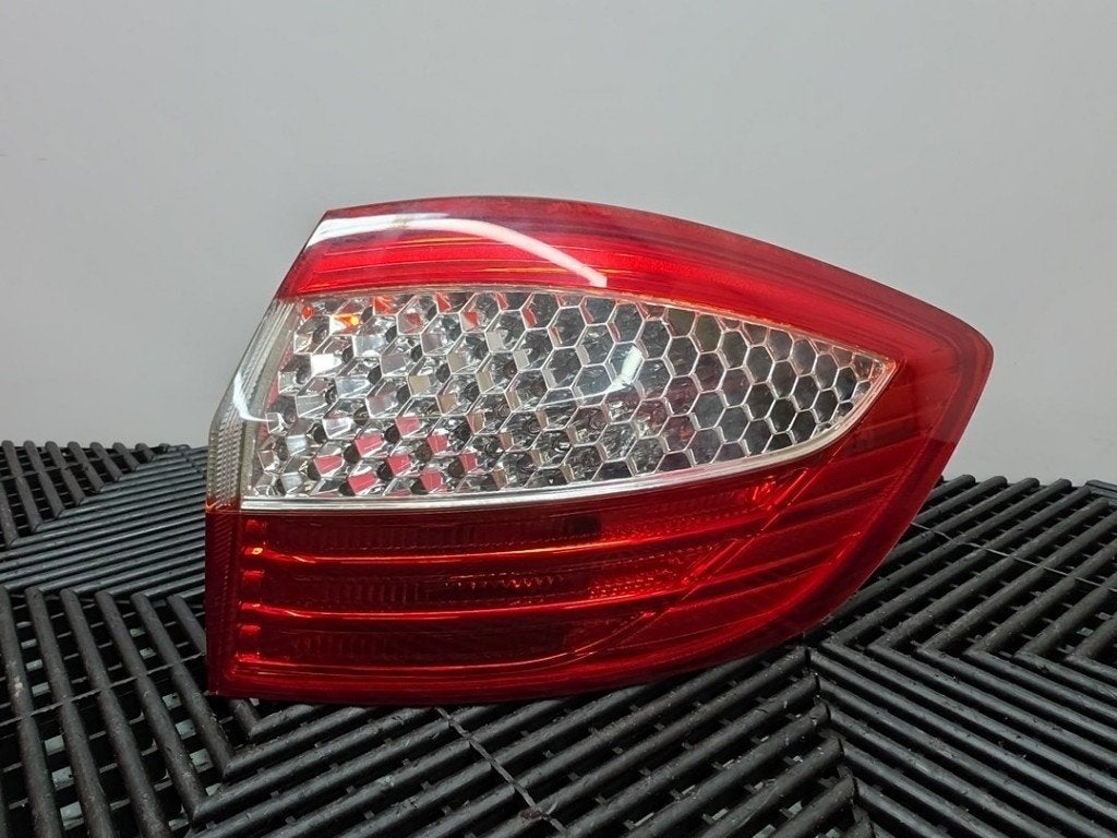 FEU ARRIÈRE DROIT Ford Mondeo IV Wagon (01-2007/01-2015), Henry-Ford-Straße  1
50735  Köln, DE, Ford-Werke GmbH, Kunden@ford.com