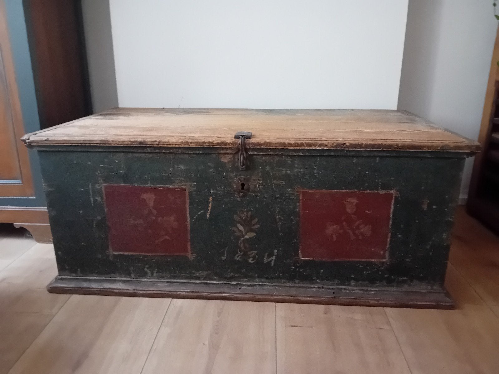 Grand coffre de mariage daté de 1834, Ophalen