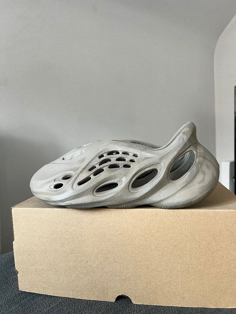 Yeezy foam rnr stone sage taille 441/2, Vêtements | Hommes, Enlèvement ou Envoi, Comme neuf, Adidas, Baskets