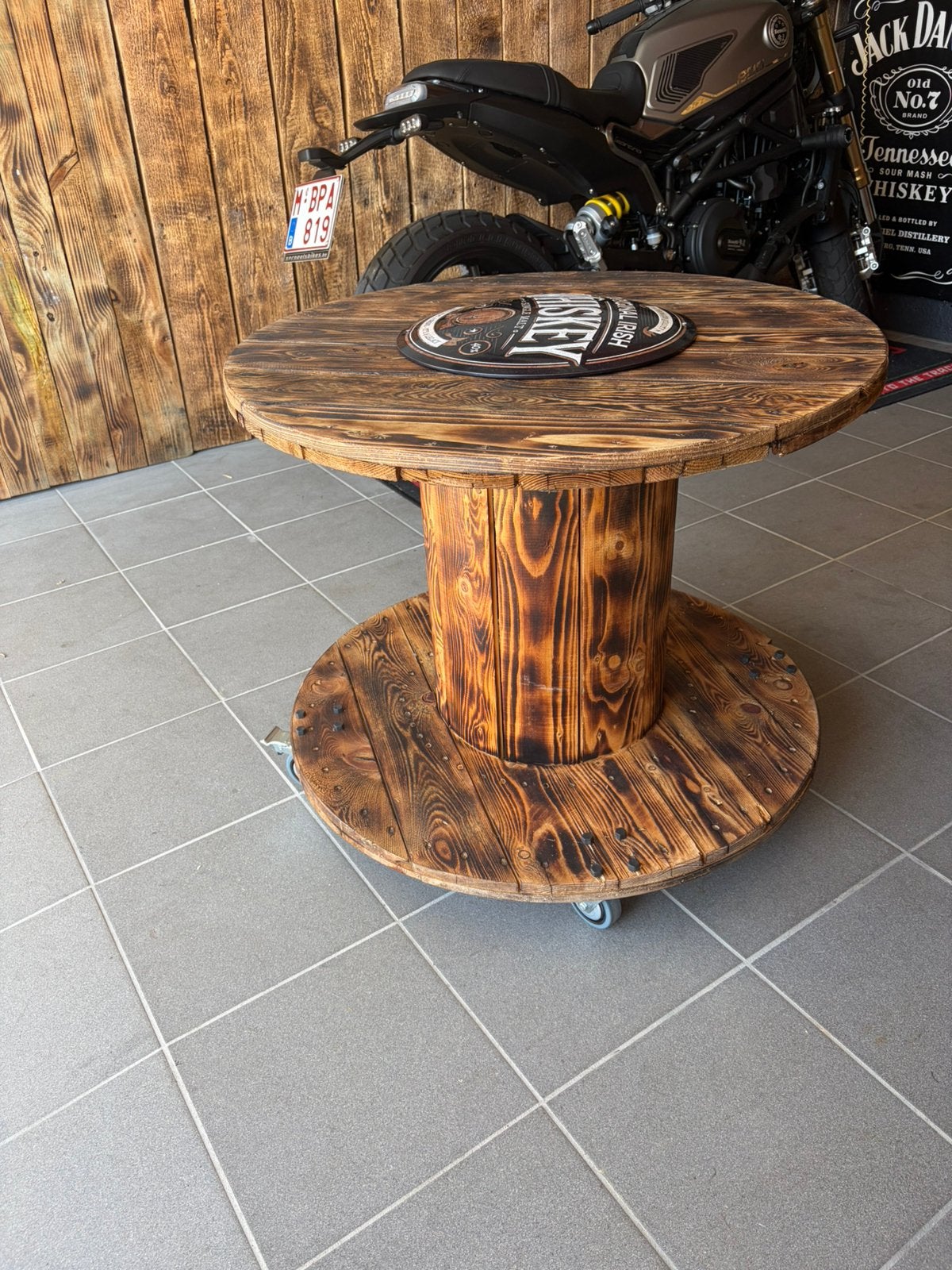 Whiskey tafel man cave, Ophalen, Zo goed als nieuw, Rond, Hout