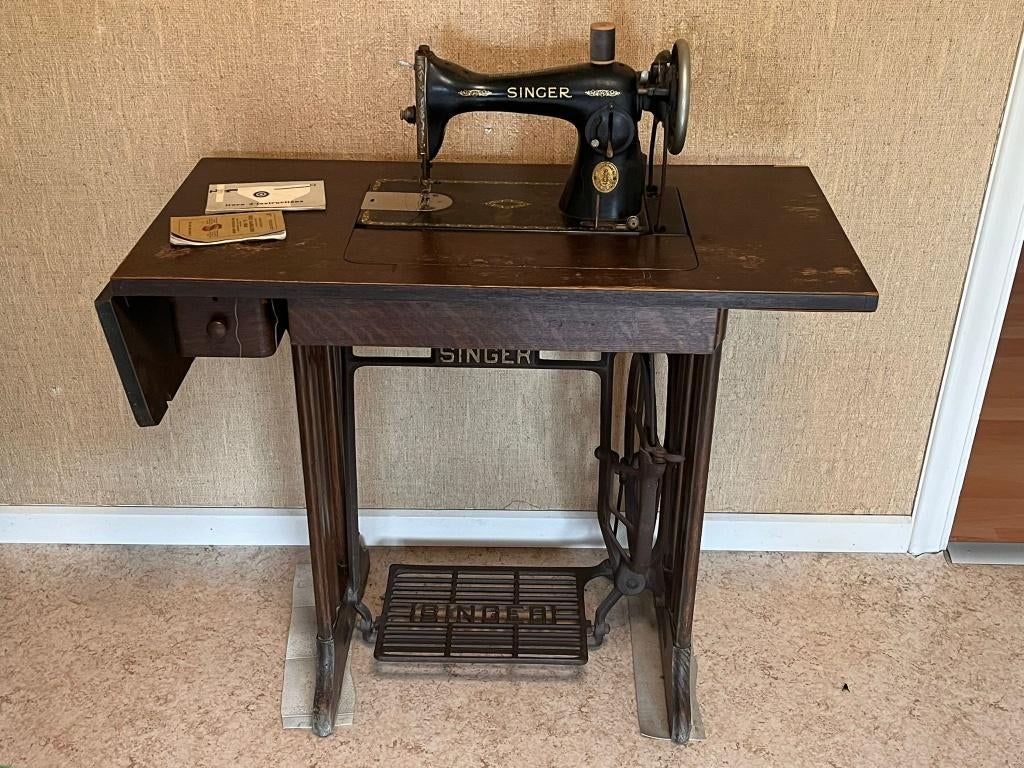 Vintage Singer trapnaaimachine met houten tafel, Ophalen