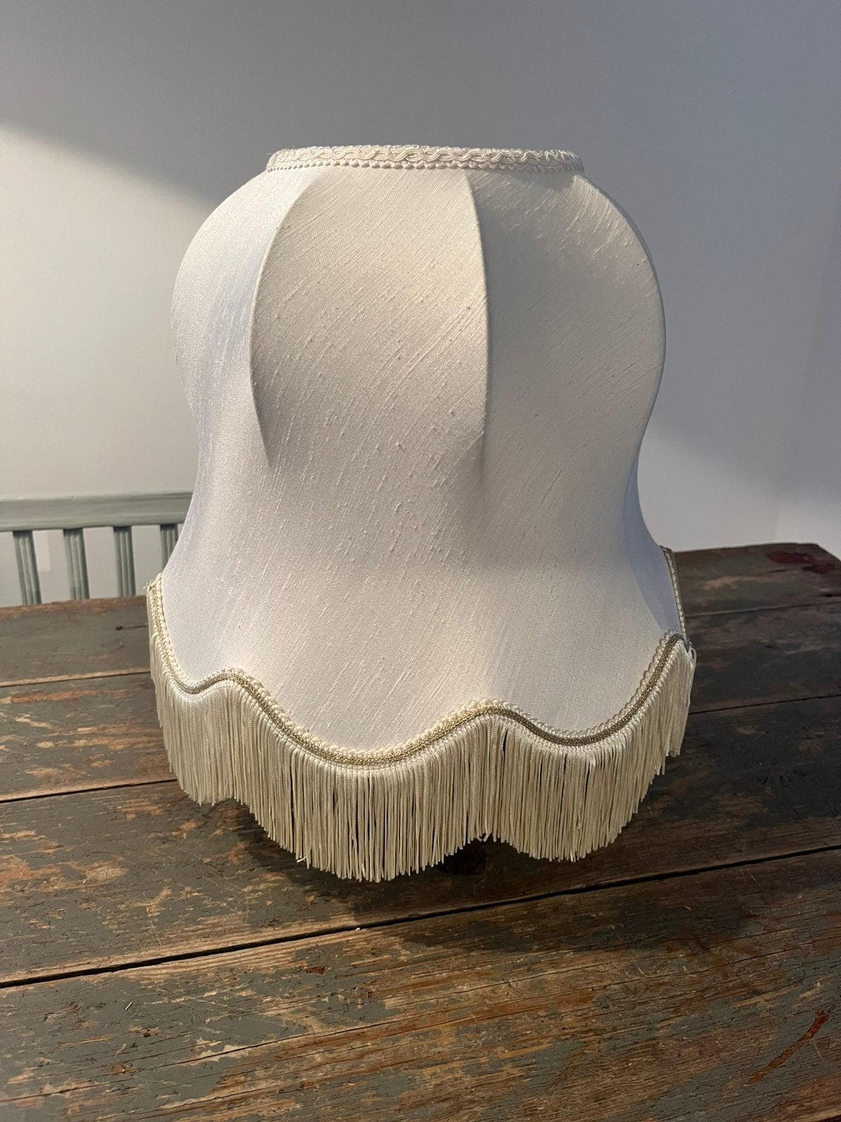 PRACHTIGE VINTAGE RETRO LAMPENKAP CREME WITTE STOF FRANJES, Tafellamp, Wit, Ophalen of Verzenden, Zo goed als nieuw