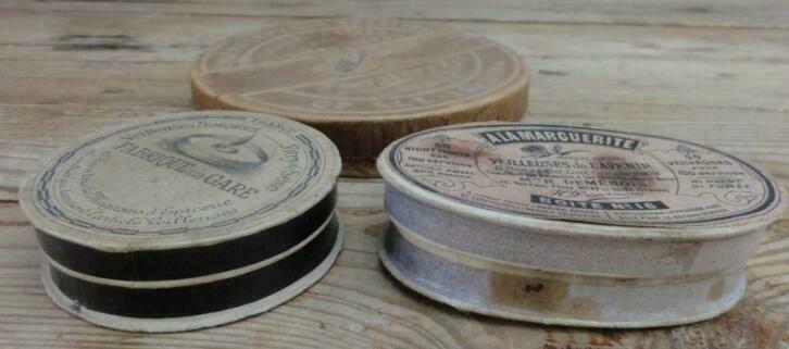 2 Oude Franse deocoratieve brocante doosjes met lontjes, Enlèvement ou Envoi