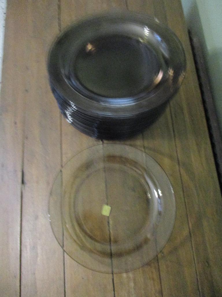 lot de 21 grandes assiettes plates arcopal fumées BP, Maison & Meubles, Uni, Assiettes(s), Comme neuf, Verre