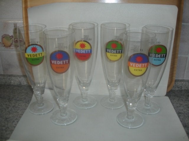 6 bierglazen Vedett Extra, 33cl, op voet, verschil. kleuren, Verzamelen, Ophalen of Verzenden, Zo goed als nieuw, Glas of Glazen