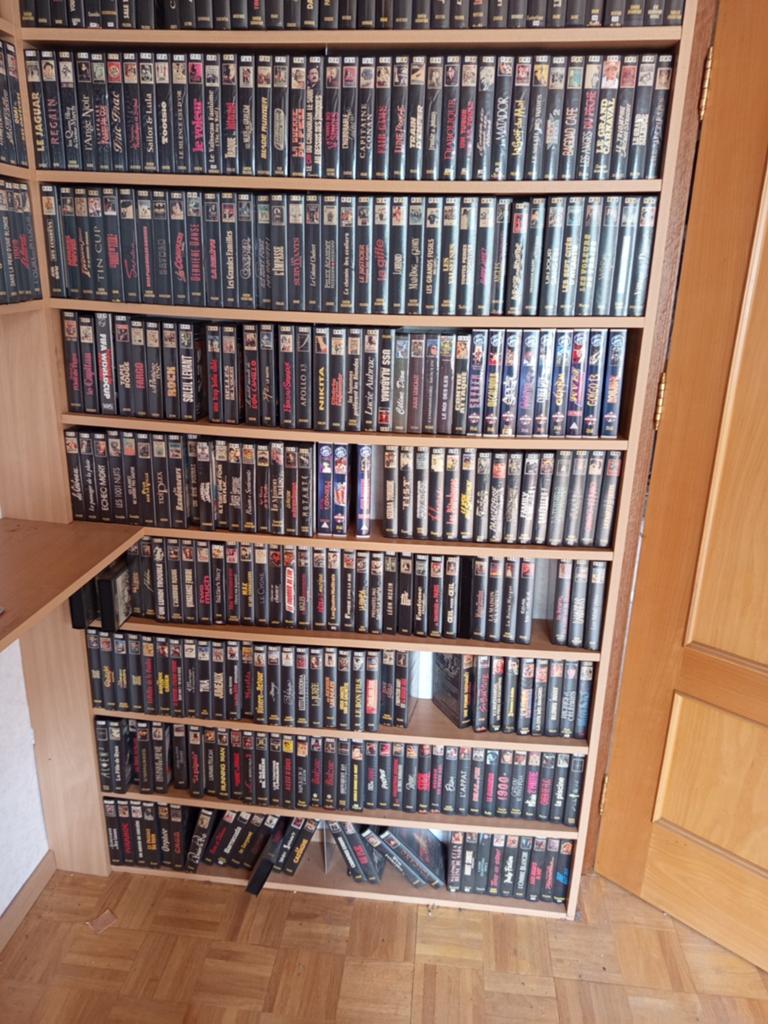 Grande collection de cassettes vidéo VHS, Enlèvement