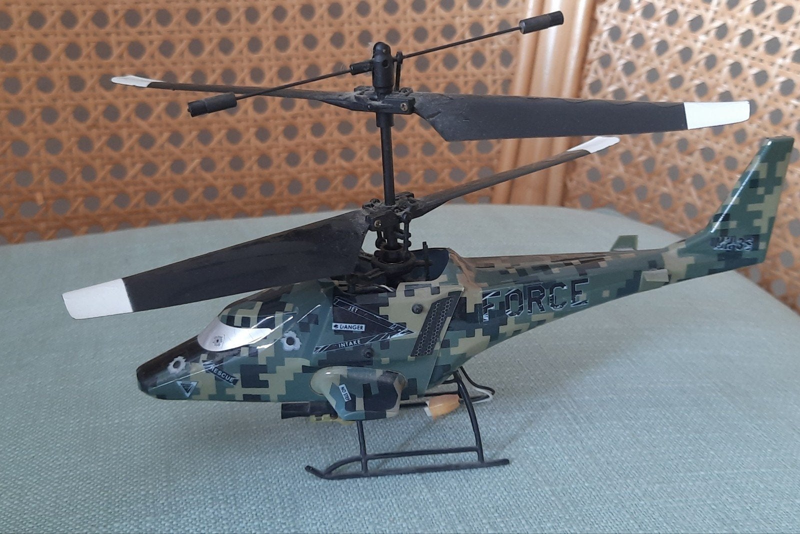 Op afstand bestuurbare helikopter ("leger" print), Hobby en Vrije tijd, Modelbouw | Radiografisch | Helikopters en Quadcopters