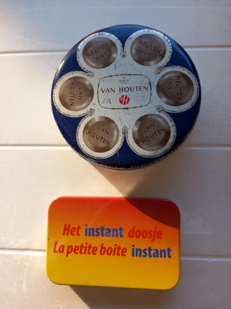 Lot 2 boîtes métalliques. Van Houten et La Petite boîte Inst, Enlèvement ou Envoi