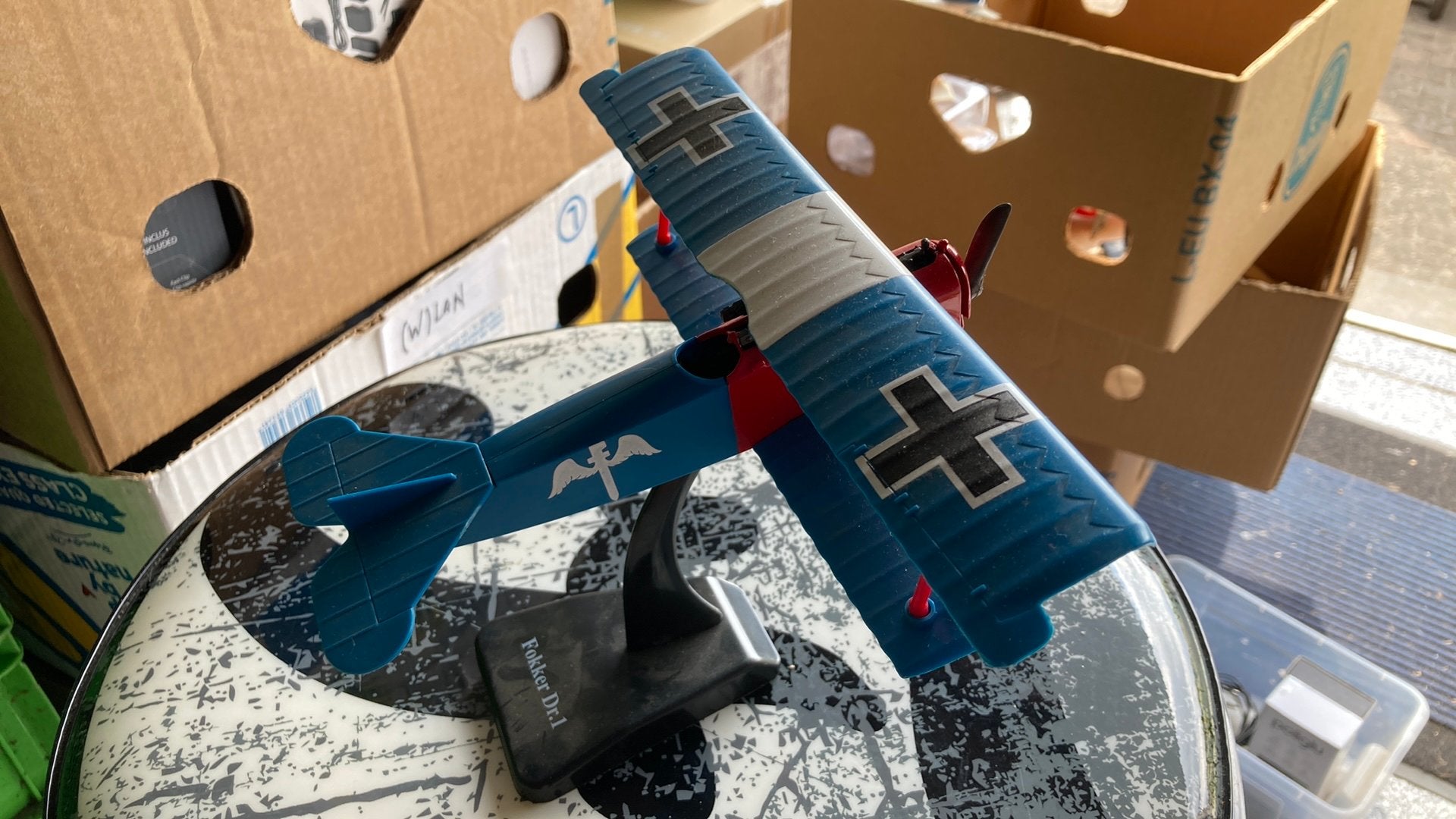 Fokker Dr.1 Vliegtuig Model met Standaard (WW1), Verzamelen, Luchtvaart en Vliegtuigspotten, Ophalen of Verzenden, Zo goed als nieuw